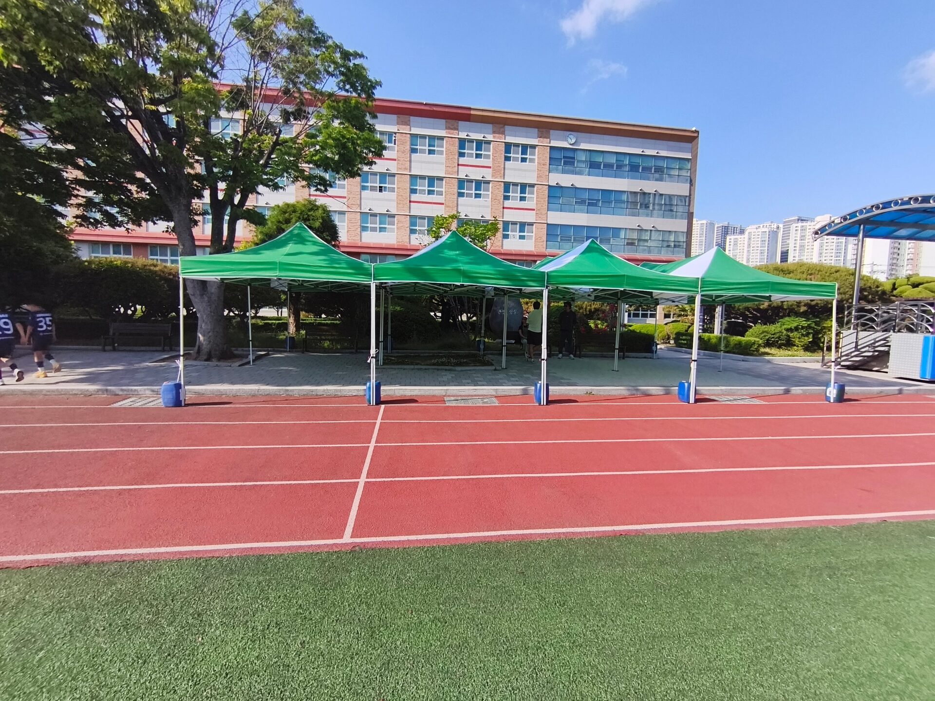 학교 운동장의 그늘막