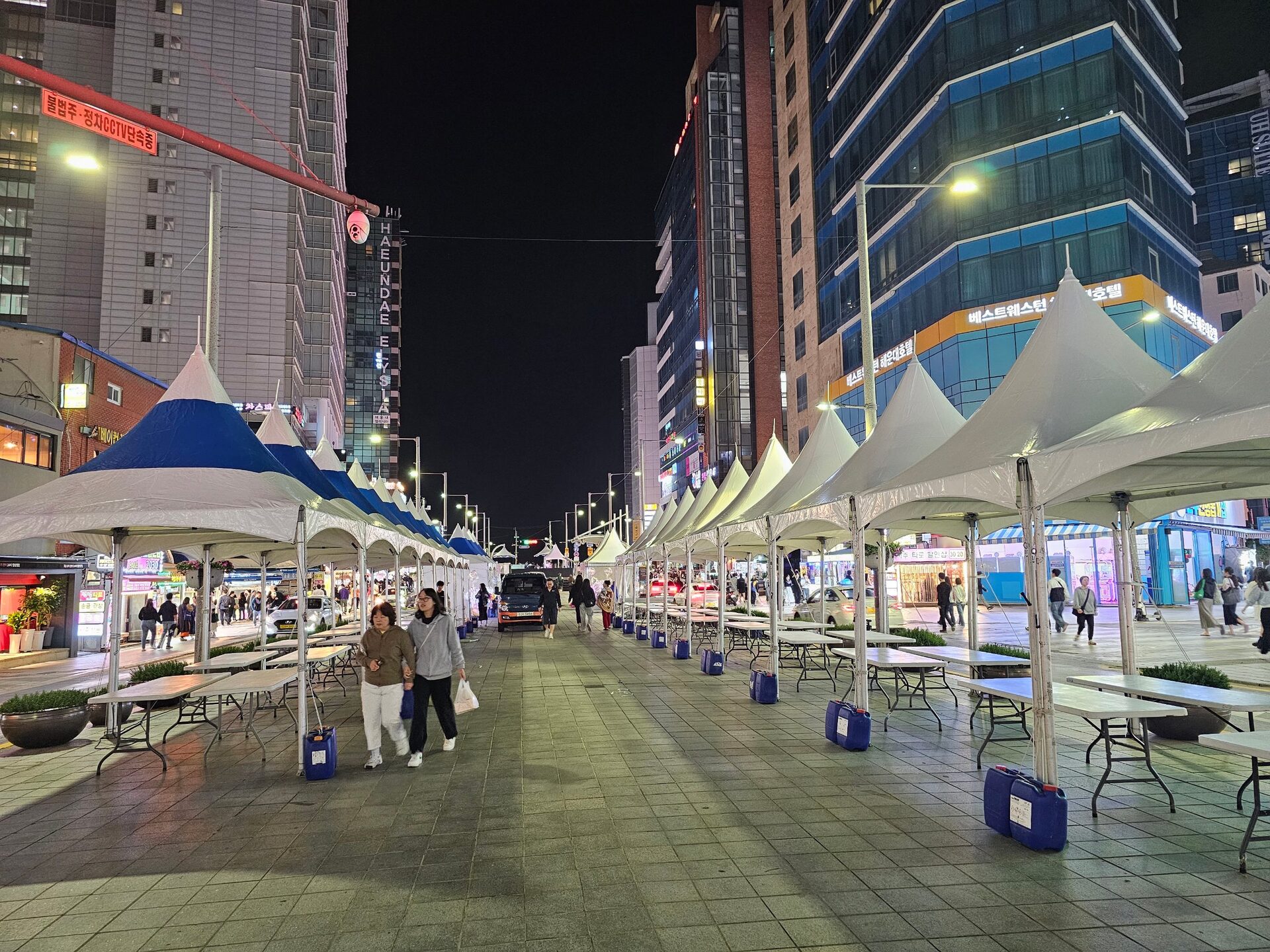 야간 축제 거리를 따라 늘어선 천막 부스