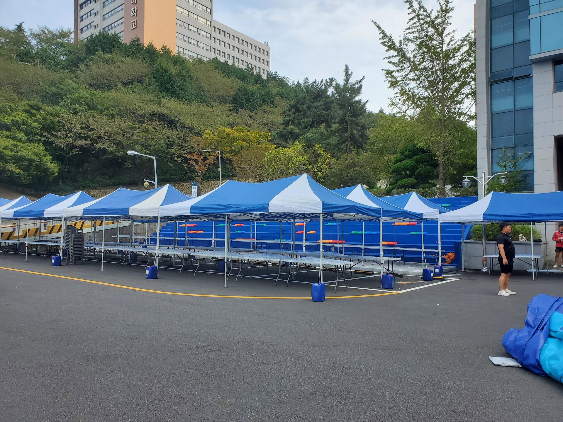 언덕 아래 공간을 따라 줄지어 세운 캐노피 천막