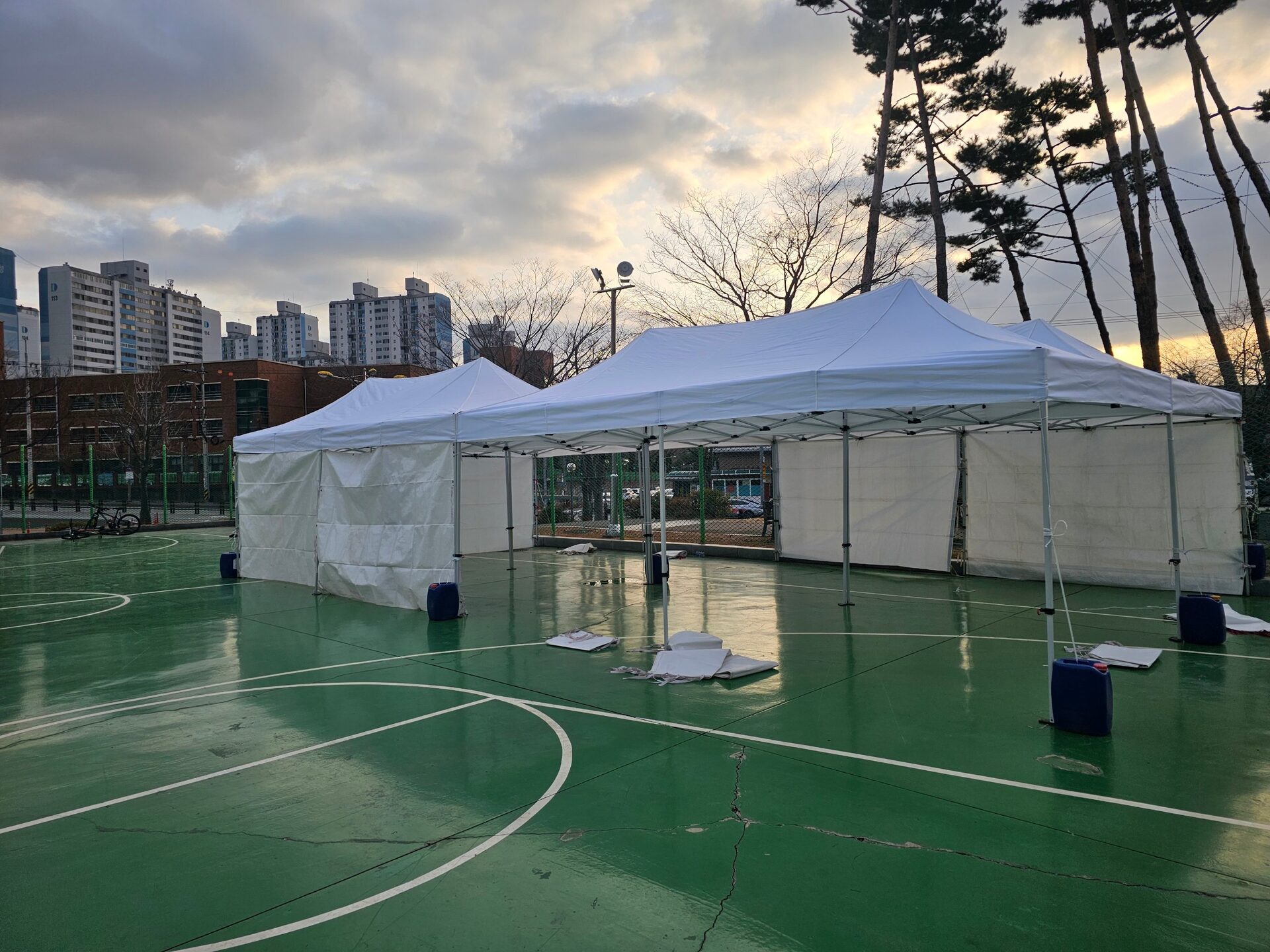 가림막을 내려 바람을 막은 흰색 캐노피 천막